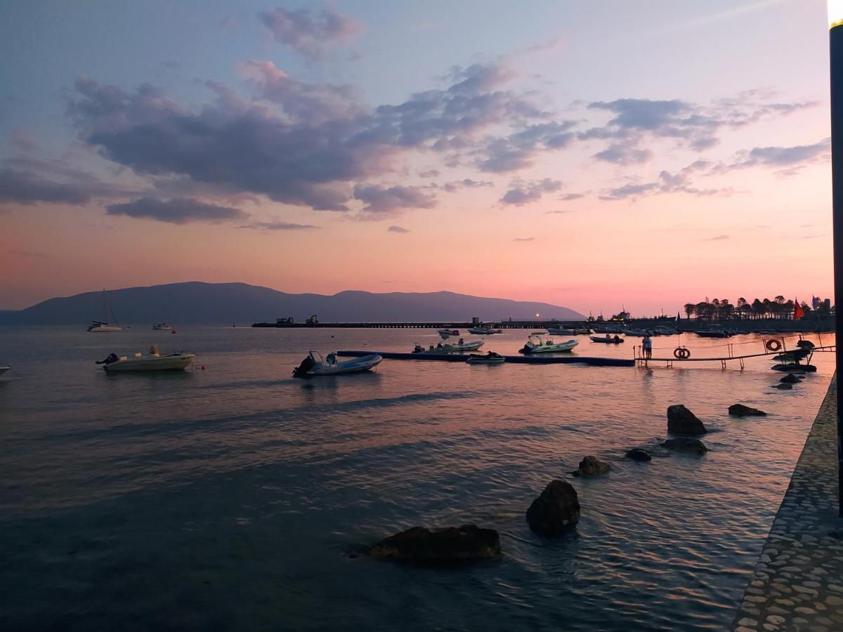Lungomare Beach Apartments Vlorë Exteriör bild